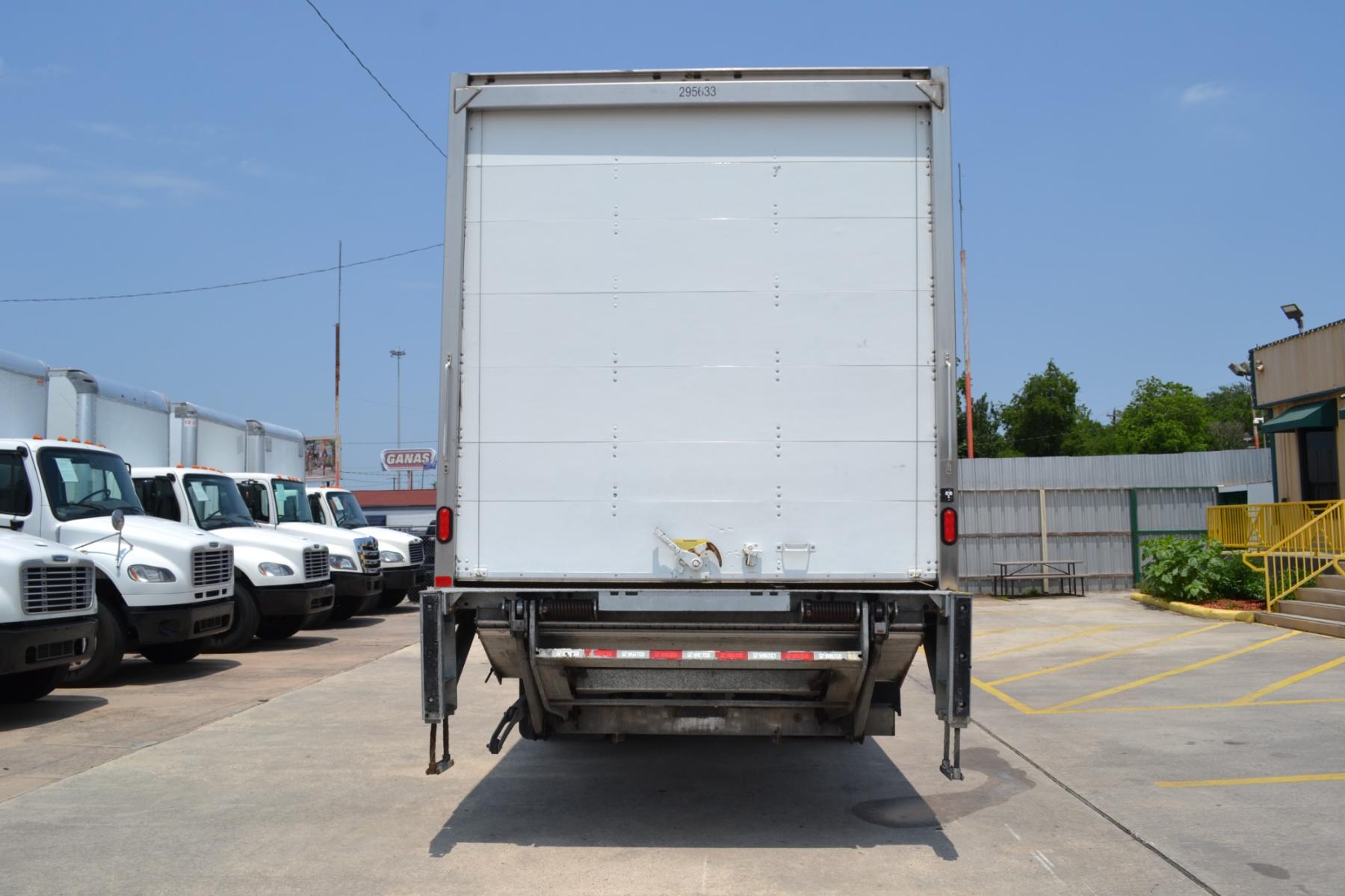 2018 WHITE /BLACK INTERNATIONAL 4300 with an CUMMINS ISB 6.7L 220HP engine, EATON FULLER PROCISION AUTOMATIC transmission, located at 9172 North Fwy, Houston, TX, 77037, (713) 910-6868, 29.887470, -95.411903 - 25,999LB GVWR NON CDL, 26FT BOX , 13FT CLEARANCE , 103" X 102", WALTCO 3,000LB CAPACITY ALUMINUM LIFT GATE, 70 GALLON FUEL TANK, AIR RIDE , COLD A/C, CRUISE CONTROL - Photo #5